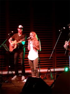 A little acoustic session with Danielle Bradbery